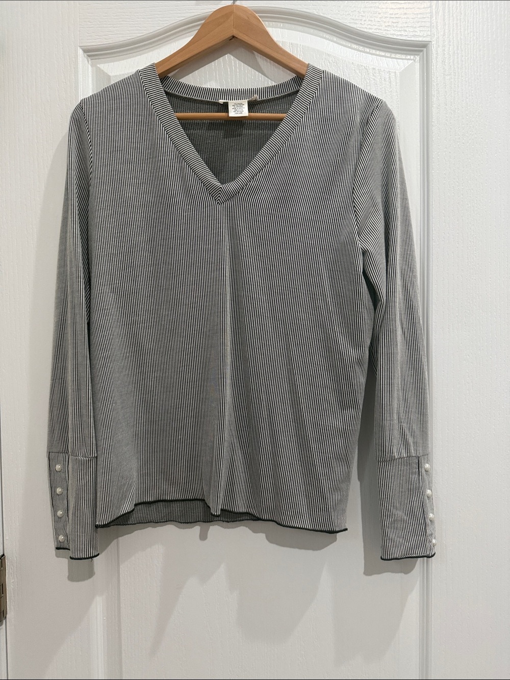 URBAN Romantics Gray/wh V-Neck Long Sleeve Top with Pearl Cuff Buttons Size S
